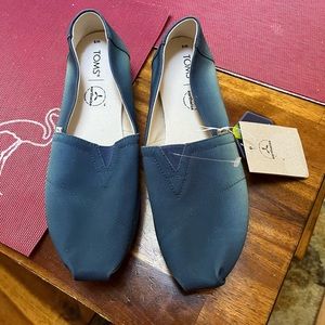 NWT Tom’s size 9 blue slip on shoes